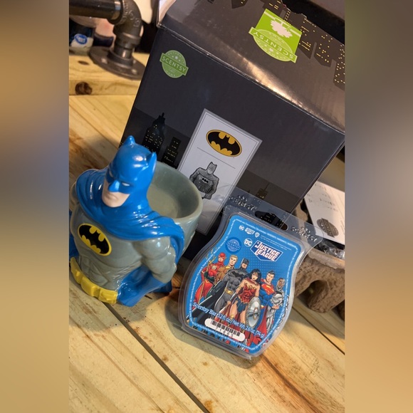 🦇 NIB Scentsy Batman Mini Warmer w/ Wax Melts 🦇 - Picture 2 of 4